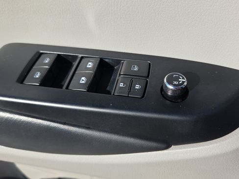 Used 2019 Toyota Highlander Plus FWD image 27