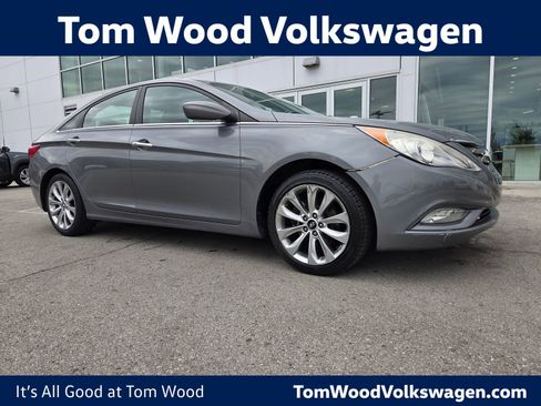 Used 2013 Hyundai Sonata SE FWD image 1