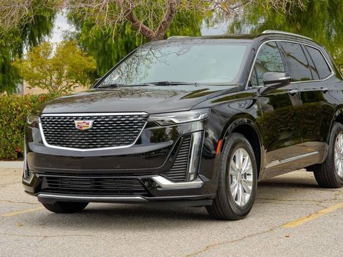 Certified 2025 Cadillac XT6 Luxury image 2