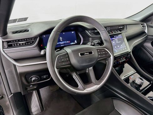 Used 2023 Jeep Grand Cherokee Altitude AWD/4WD image 16