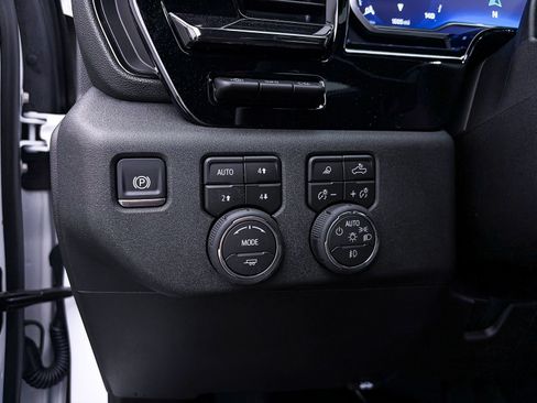 Used 2025 Chevrolet Silverado 2500 ZR2 w/ Technology Package AWD/4WD image 6