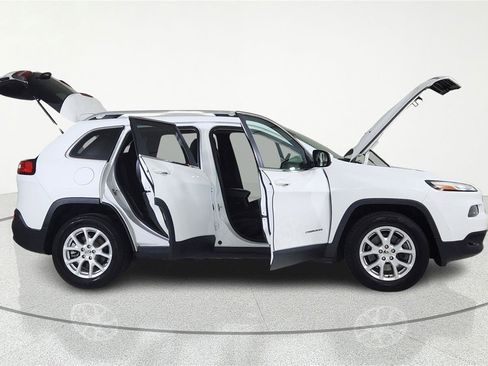 Used 2016 Jeep Cherokee Latitude w/ Comfort & Sound Group AWD/4WD image 8