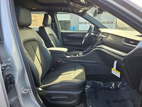 New 2025 Jeep Grand Cherokee Altitude AWD/4WD image 15