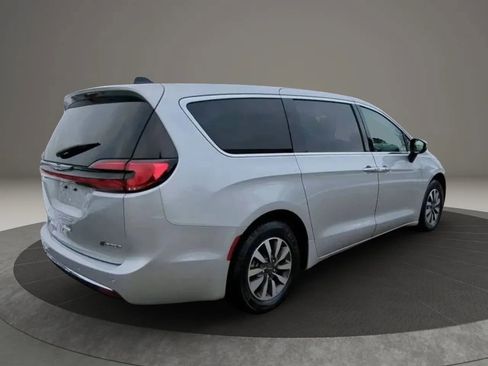 Used 2023 Chrysler Pacifica Touring-L FWD image 5