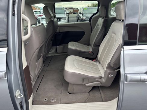 Used 2019 Chrysler Pacifica Touring-L FWD image 14