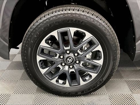 Used 2025 Toyota Tundra Limited AWD/4WD image 10