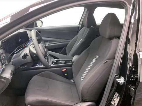 Certified 2025 Hyundai Elantra SEL image 9