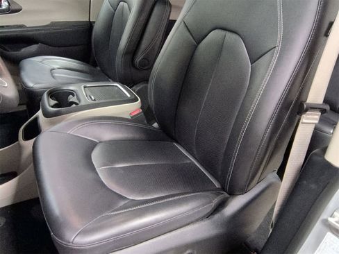 Certified 2024 Chrysler Pacifica Touring-L image 17