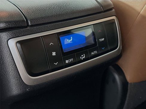 Used 2017 Toyota Highlander Limited AWD/4WD image 33