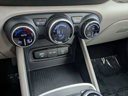 Used 2025 Hyundai Venue SEL image 18