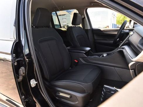 Used 2024 Jeep Grand Cherokee Laredo AWD/4WD image 20