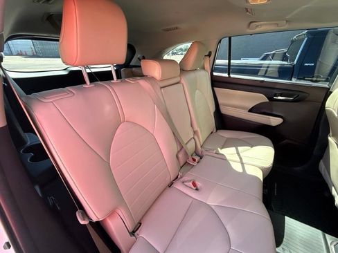 Used 2021 Toyota Highlander XLE AWD/4WD image 19