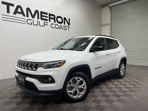Used 2024 Jeep Compass Latitude AWD/4WD image 2
