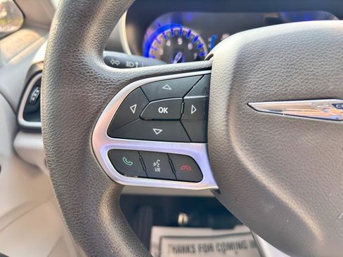 Used 2017 Chrysler Pacifica LX FWD image 31