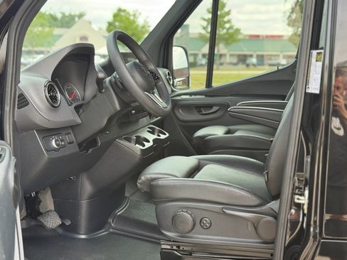 Used 2024 Mercedes-Benz Sprinter 2500 image 12
