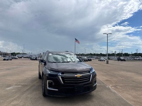 Used 2023 Chevrolet Traverse LT FWD image 3