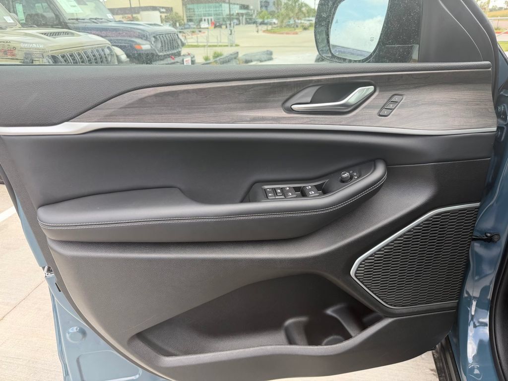 New 2026 Jeep Grand Cherokee Limited RWD image 12
