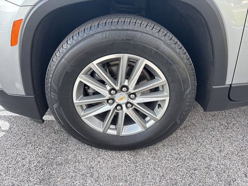 Used 2023 Chevrolet Traverse LT w/ Rear Camera Mirror Package image 16