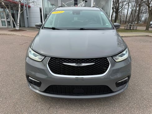Used 2022 Chrysler Pacifica Touring-L FWD image 3