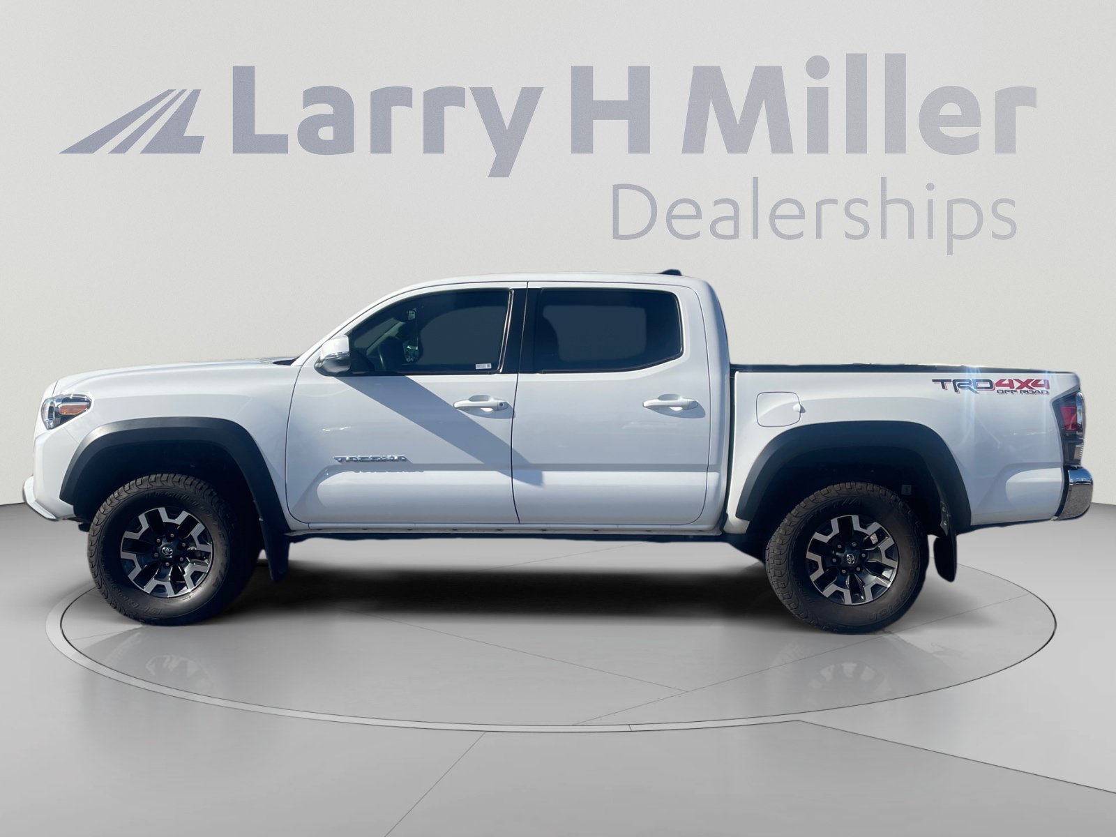 Used 2020 Toyota Tacoma TRD Off-Road AWD/4WD image 2