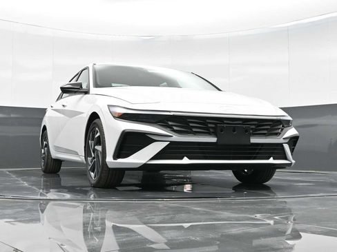 Used 2025 Hyundai Elantra Sport image 27