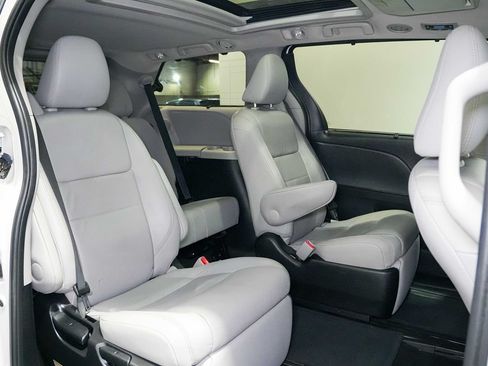 Used 2016 Toyota Sienna Limited Premium FWD image 23
