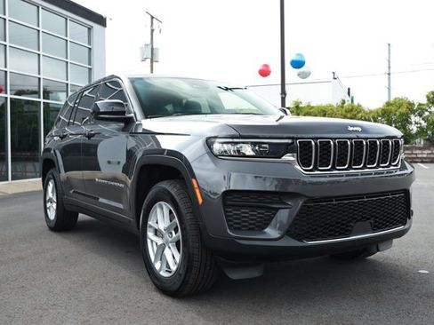Certified 2025 Jeep Grand Cherokee Laredo w/ Luxury Tech Group I AWD/4WD image 3