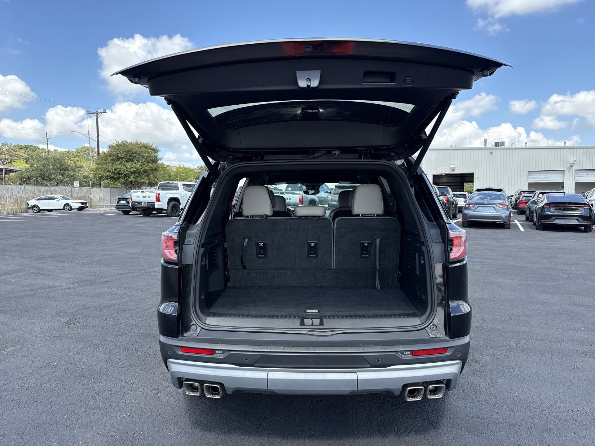 Used 2026 GMC Acadia Elevation w/ Elevation Premium Package FWD image 20
