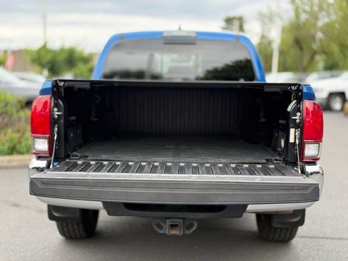 Used 2018 Toyota Tacoma TRD Off-Road AWD/4WD image 11
