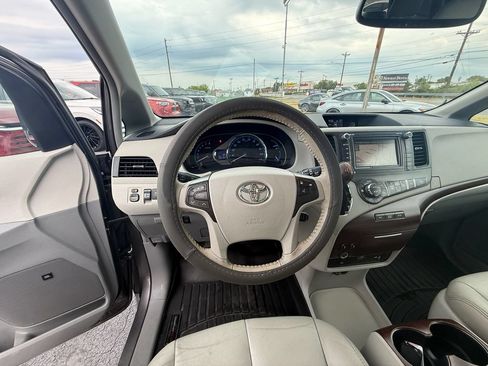 Used 2014 Toyota Sienna XLE w/ XLE Premium Package FWD image 16