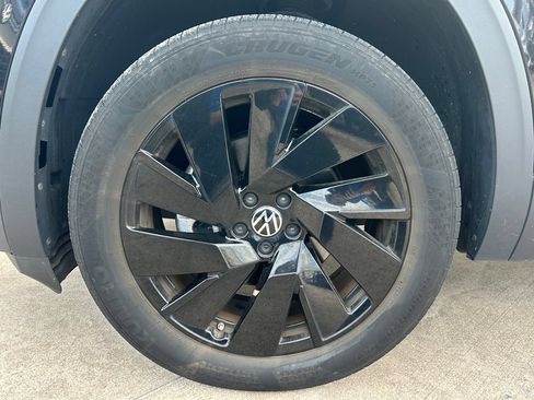 Certified 2024 Volkswagen Atlas Cross Sport SE w/ Panoramic Sunroof Package FWD image 33
