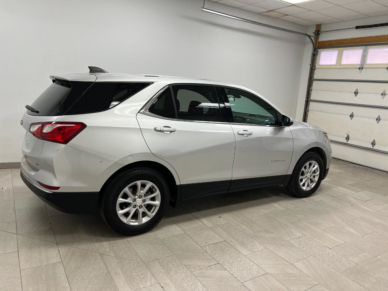 Used 2018 Chevrolet Equinox LT FWD image 11