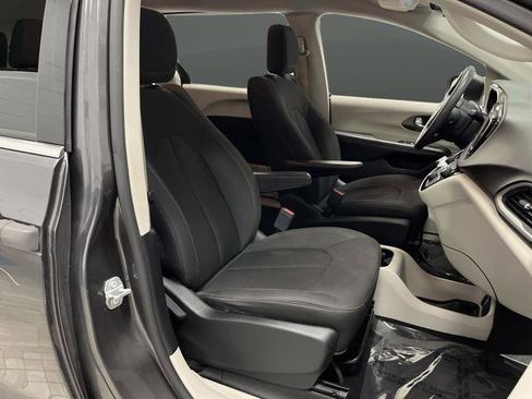 Used 2018 Chrysler Pacifica L FWD image 25