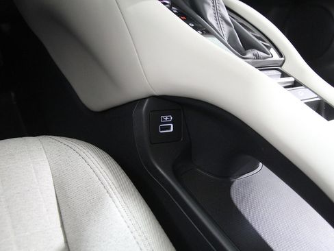 Used 2023 Honda HR-V LX image 15