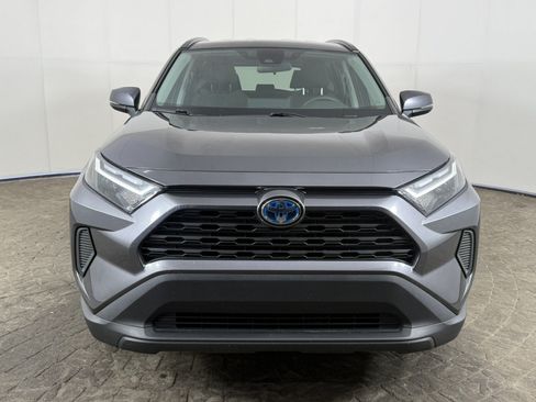 Used 2022 Toyota RAV4 XLE AWD/4WD image 2