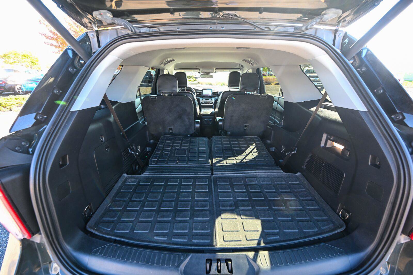 Used 2022 Ford Explorer XLT w/ Equipment Group 202A AWD/4WD image 16