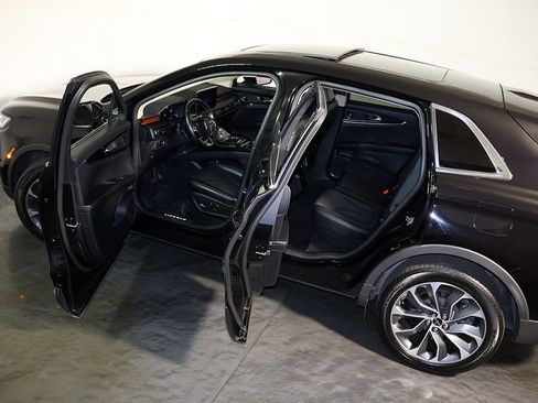 Used 2023 Lincoln Nautilus Reserve w/ Luxury Package AWD/4WD image 5