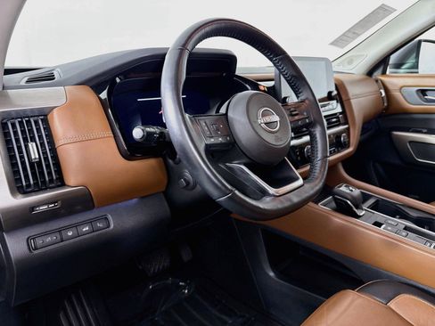 Used 2022 Nissan Pathfinder Platinum w/ Cargo Package FWD image 4