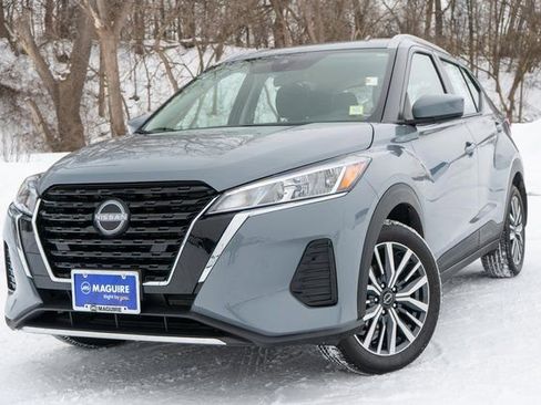 Used 2023 Nissan Kicks SV image 1