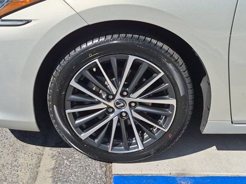 Used 2023 Lexus ES 300h w/ Premium Package FWD image 9