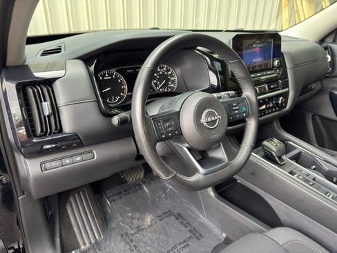 Used 2024 Nissan Pathfinder SV w/ SV Premium Package FWD image 13