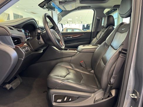 Used 2020 Cadillac Escalade Luxury w/ Escalade Sport Edition image 14