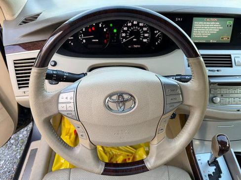 Used 2010 Toyota Avalon Limited FWD image 29