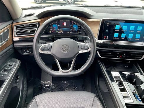 Used 2025 Volkswagen Atlas SE image 17