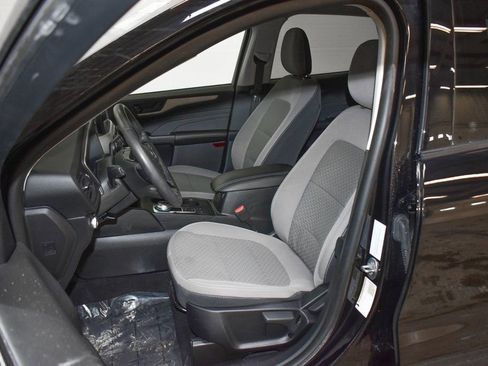 Used 2022 Ford Escape SE w/ SE Sport Appearance Package image 19