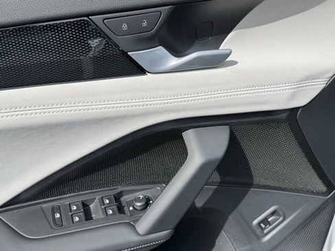 New 2025 Volkswagen Tiguan SE AWD/4WD image 32