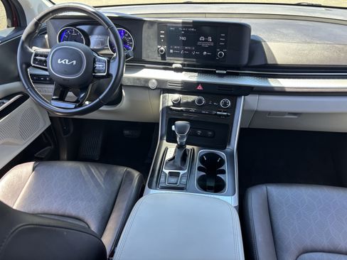 Certified 2024 Kia Carnival LX FWD image 13