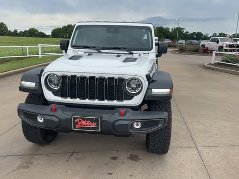 Used 2024 Jeep Gladiator Rubicon AWD/4WD image 4