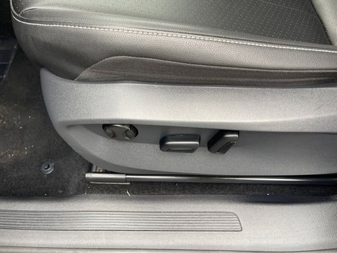 Used 2024 Volkswagen Tiguan SE image 9