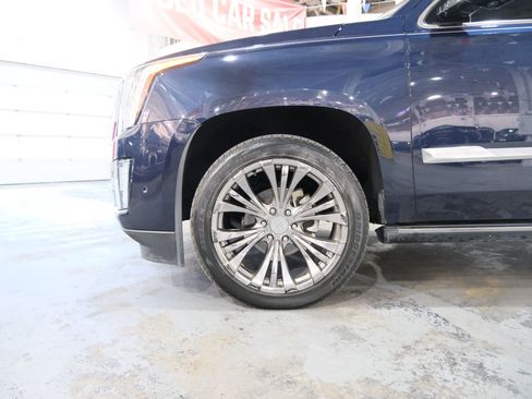 Used 2017 Cadillac Escalade Platinum image 5